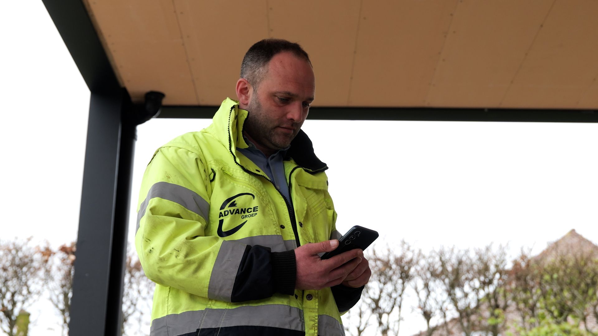 Werfleider van Advance Groep dat de BuildEase app aan het bekijken is.